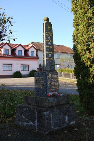 Pomník padlých z roku 1933.
