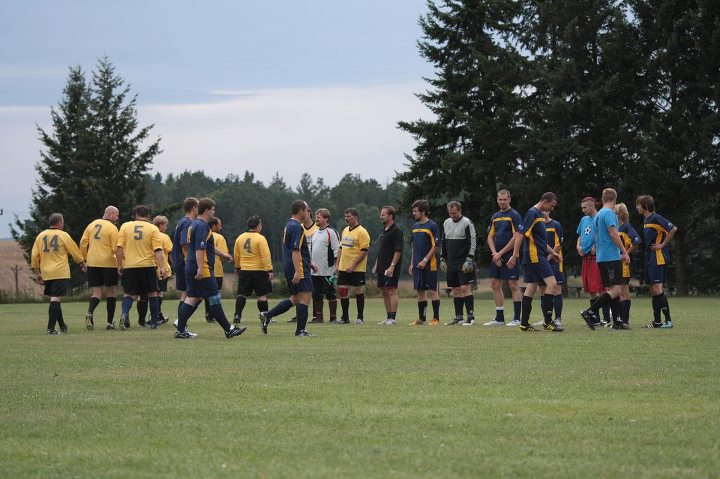 Pouťouvý fotbálek - "staří vs mladí"... foto: Petr Vlasák, Tomáš Marhoun 063