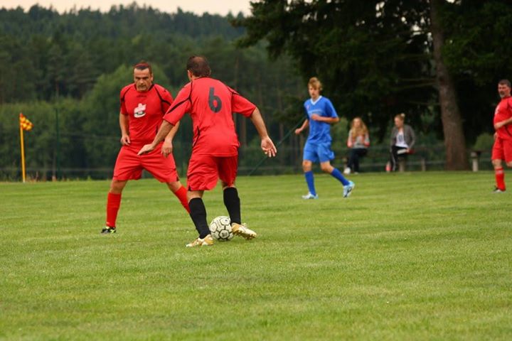 - pouťový fotbálek "staří" vs "mladí" 010