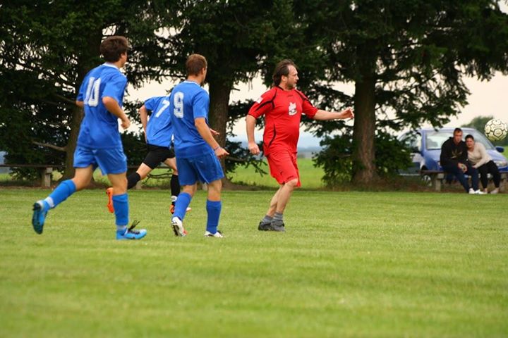 - pouťový fotbálek "staří" vs "mladí" 011