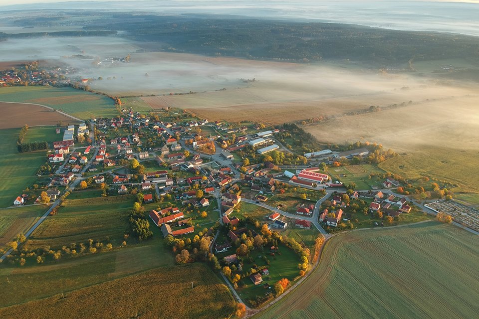 Chrášťanské podzimní ráno z výšky 300 metrů